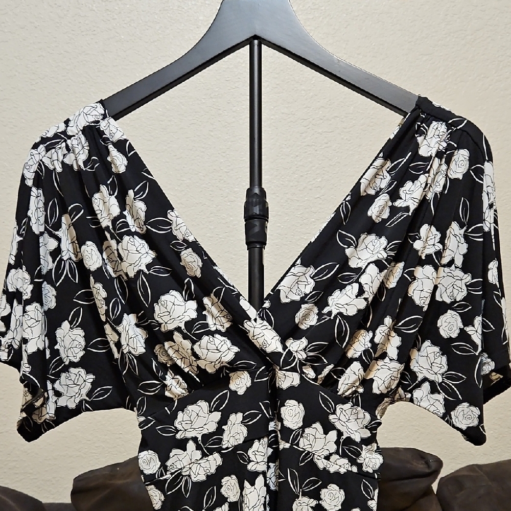 White House Black Market Black and White Floral V-Neck Top - Picture 2 of 4